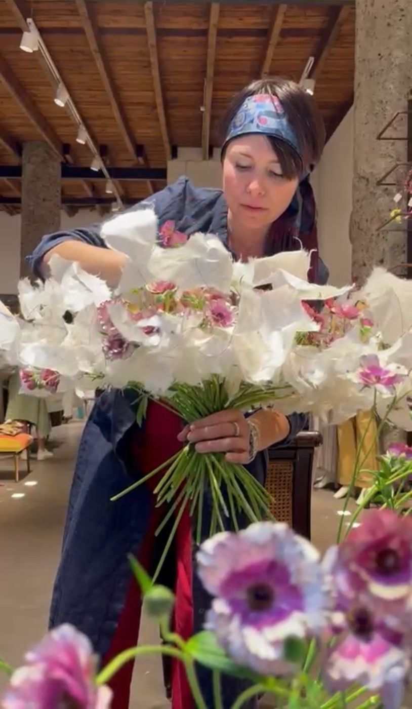 Preparazione di composizione con anemoni durante un workshop
