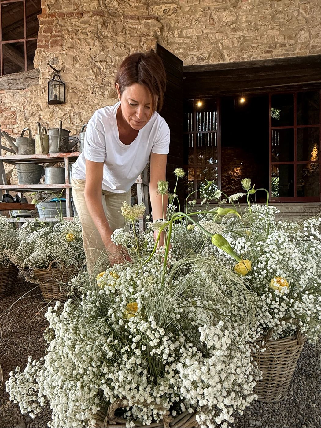 Al lavoro tra fiori di campo in laboratorio