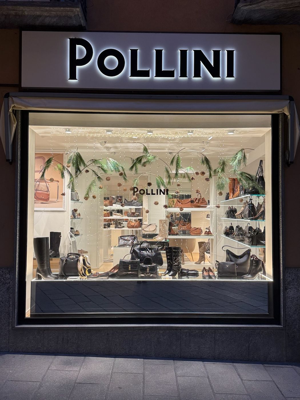 Vetrina Pollini illuminata di sera