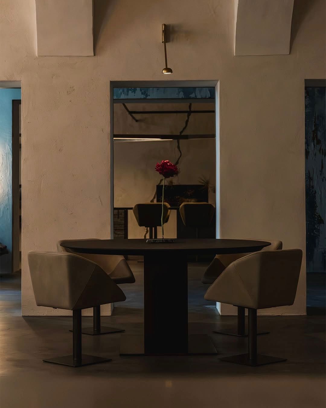 Ristorante con rosa singola su ogni tavolo
