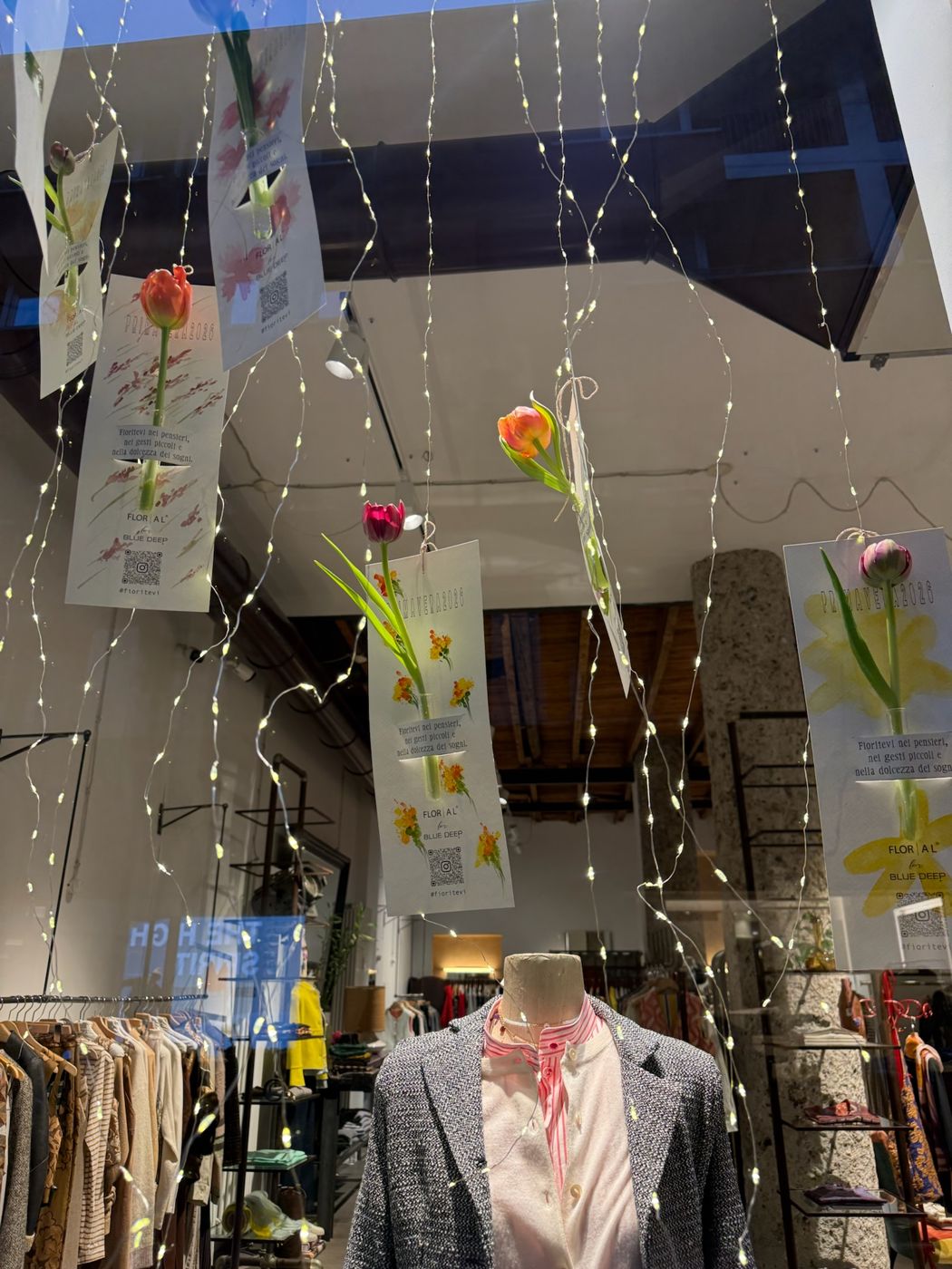 Allestimento sospeso con fiori e luci in negozio