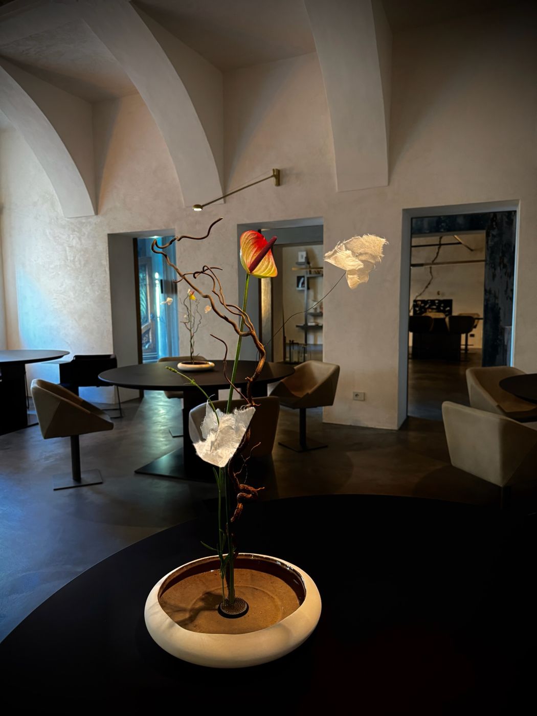 Sala ristorante con installazione botanica in vaso