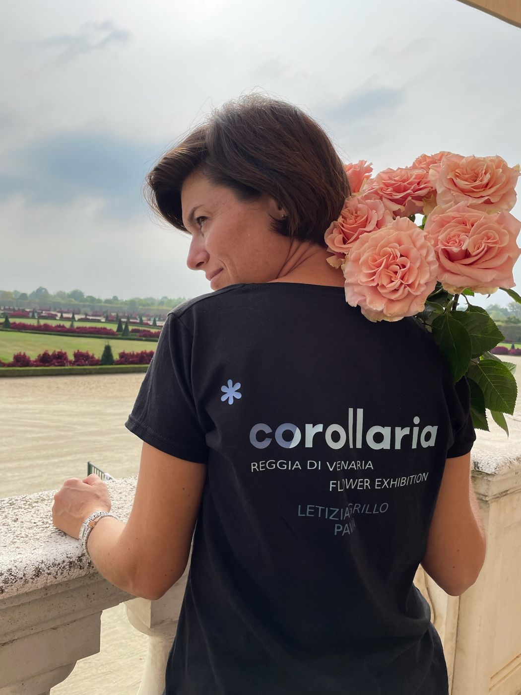 Ritratto di spalle con rose sulla spalla, maglia Corollaria
