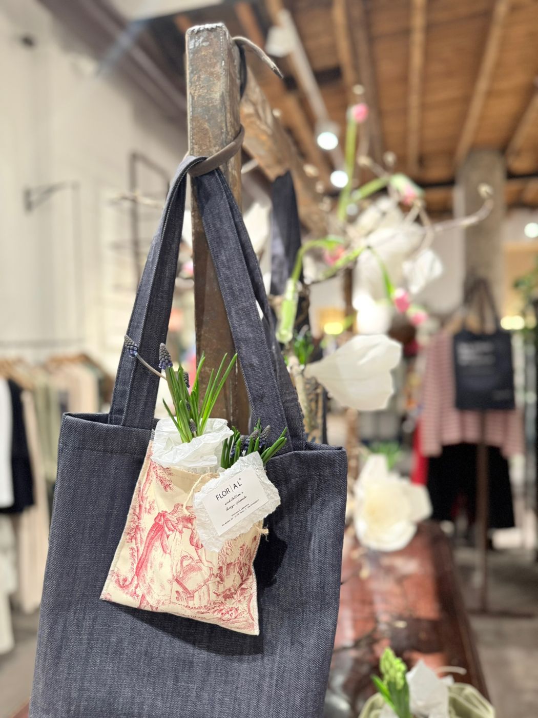 Tote bag in denim con fiori bianchi nella boutique Andena