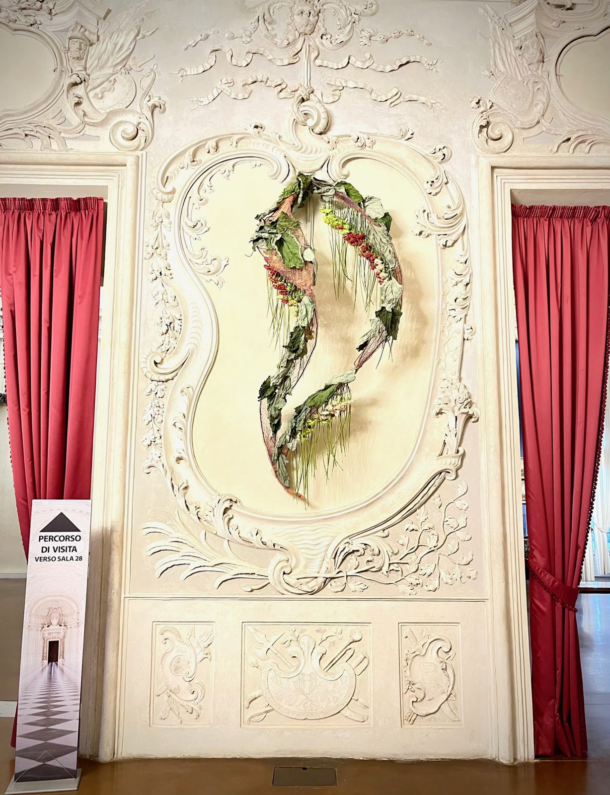 Installazione floreale su specchiera barocca in palazzo storico