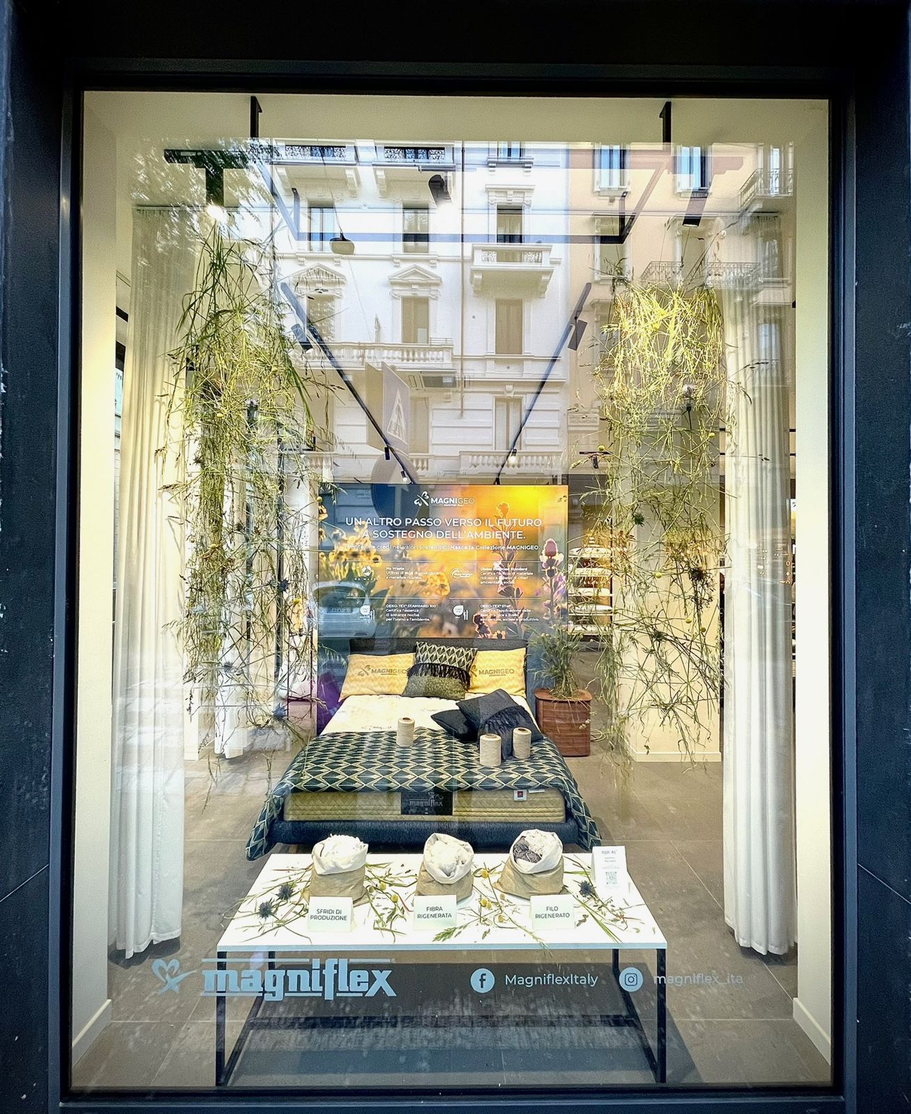 Installazione di erbe e tessuti in showroom