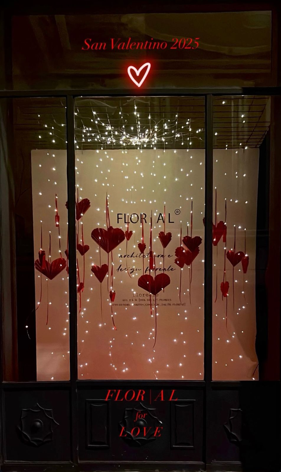 Vetrina di San Valentino con cuori rossi sospesi